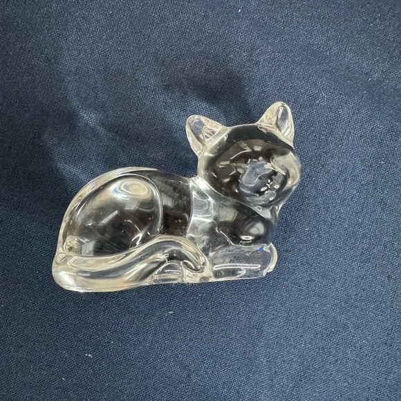 Crystal clear glass cat figurine. Not branded. Approx. 2 1/2” tall. - Picture 2 of 3